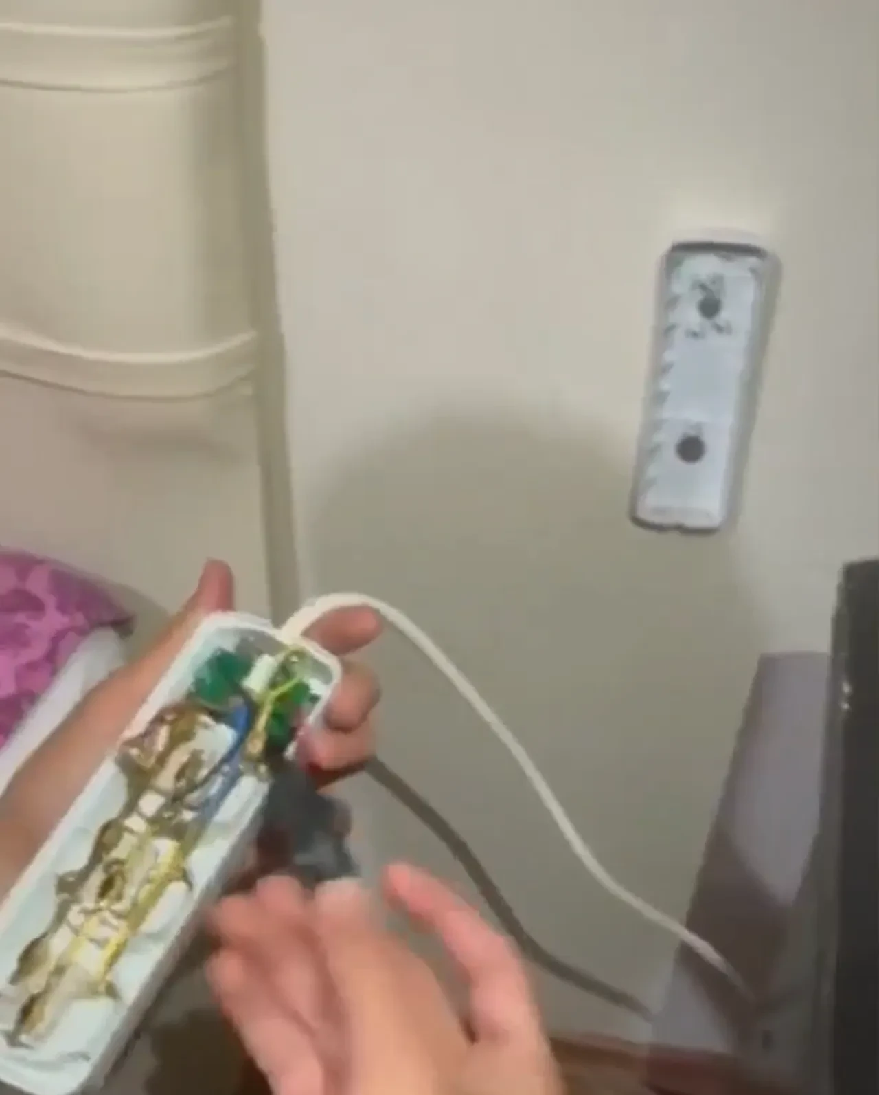 Yine gizli kamera skandalı: Bu kez üçlü prizde bulundu