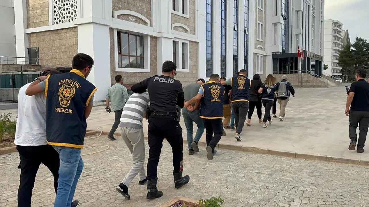 Adıyaman'da masaj salonuna baskın! 7 kadın kurtarıldı, içerden cephanelik çıktı 