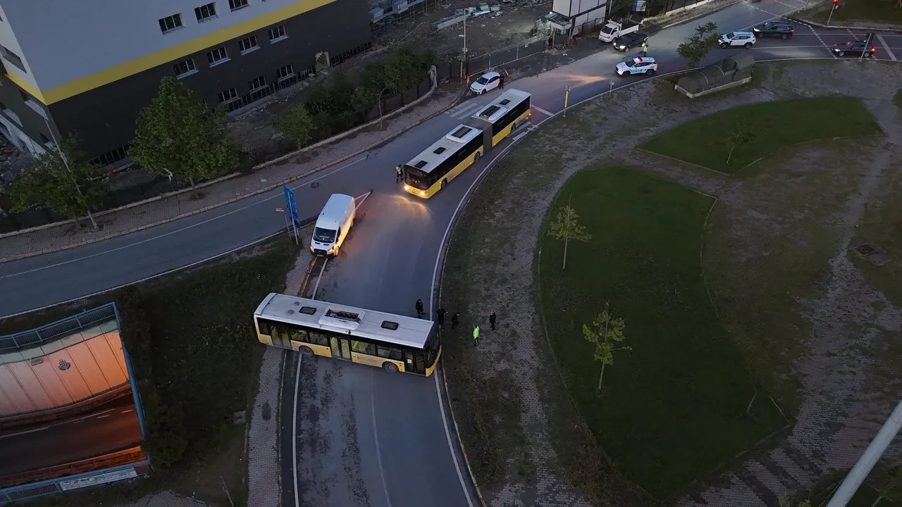Avcılar'da İETT kaza yaptı! Yol trafiğe kapandı