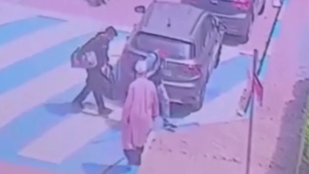Bağcılar’da gündüz vakti silahlı gasp: 4 milyon bulunan çantayı çaldılar
