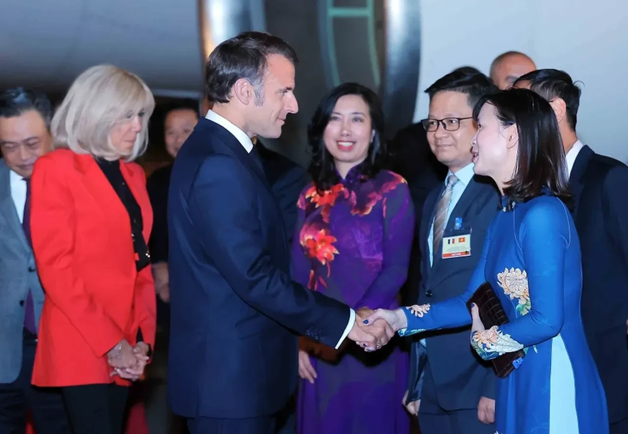 Dudak okuma uzmanı karısı Brigitte'in Macron'a söylediklerini okudu! 'Defol git buradan, kaybeden'