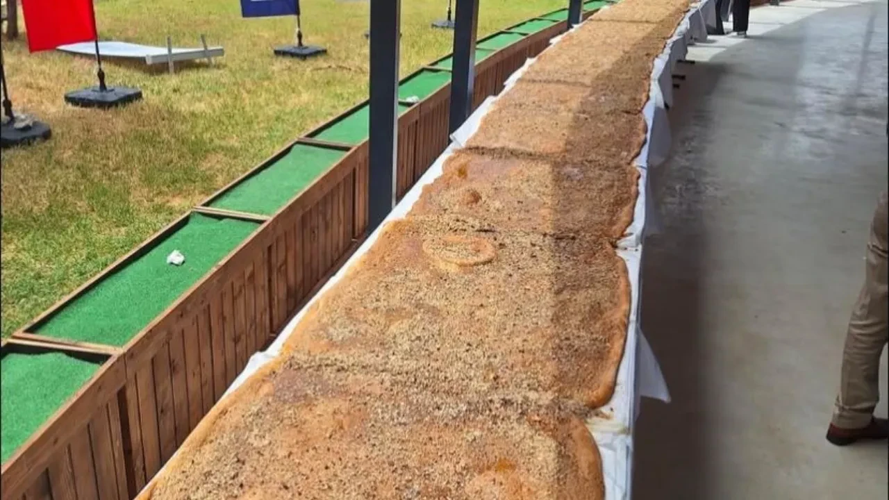 Dünyanın en uzun tahinli pidesini yaptılar: Tam 12 metre 30 santim