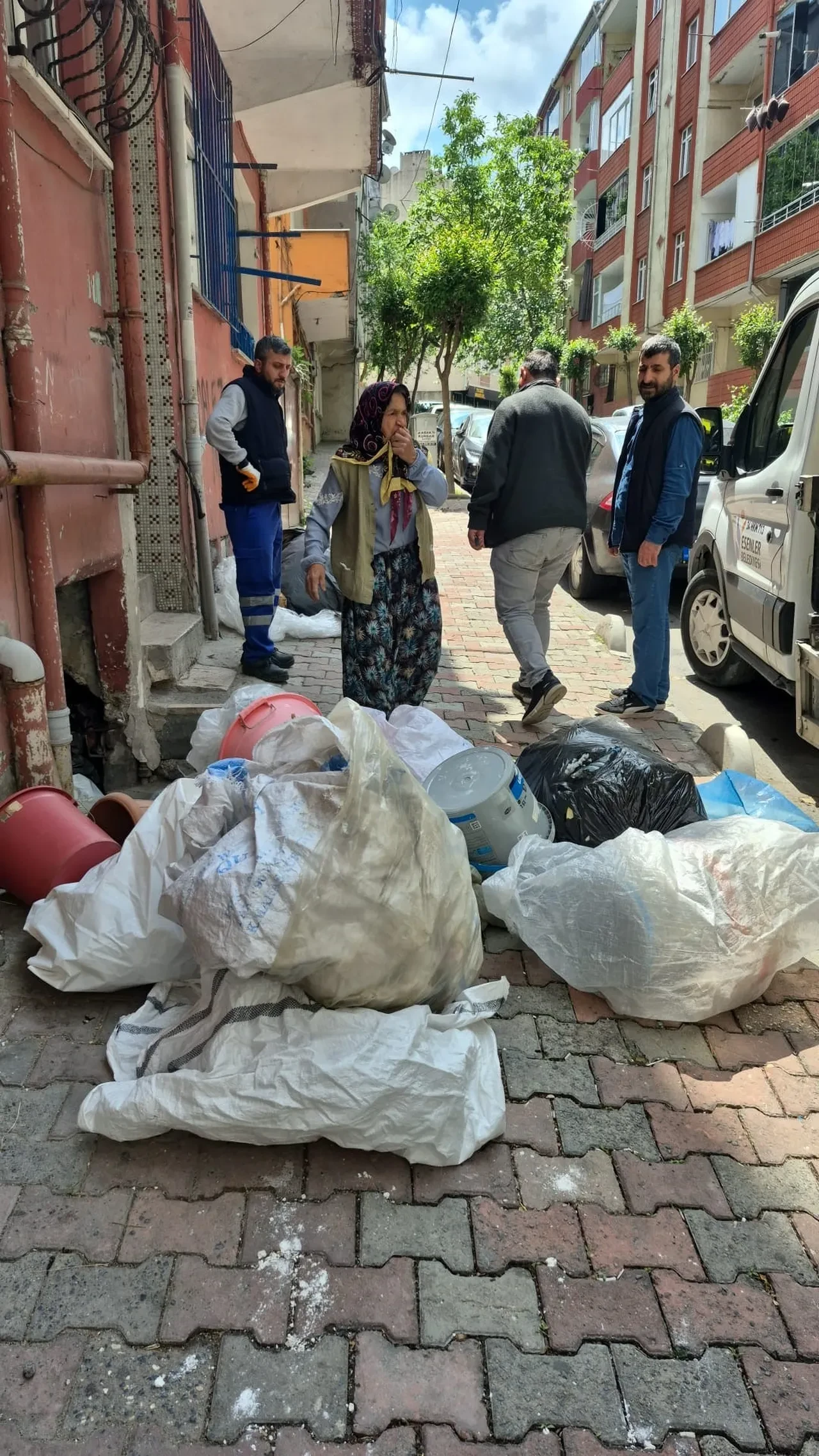 Esenler’de şaşırtan manzara! Daireden 7 kamyon çöp çıktı