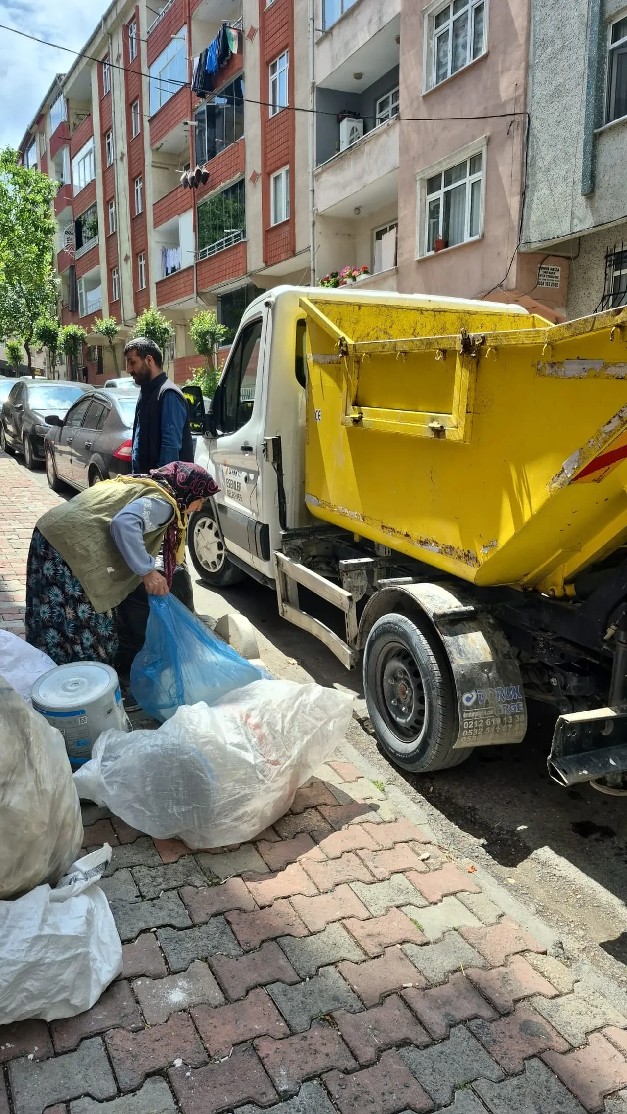 Esenler’de şaşırtan manzara! Daireden 7 kamyon çöp çıktı