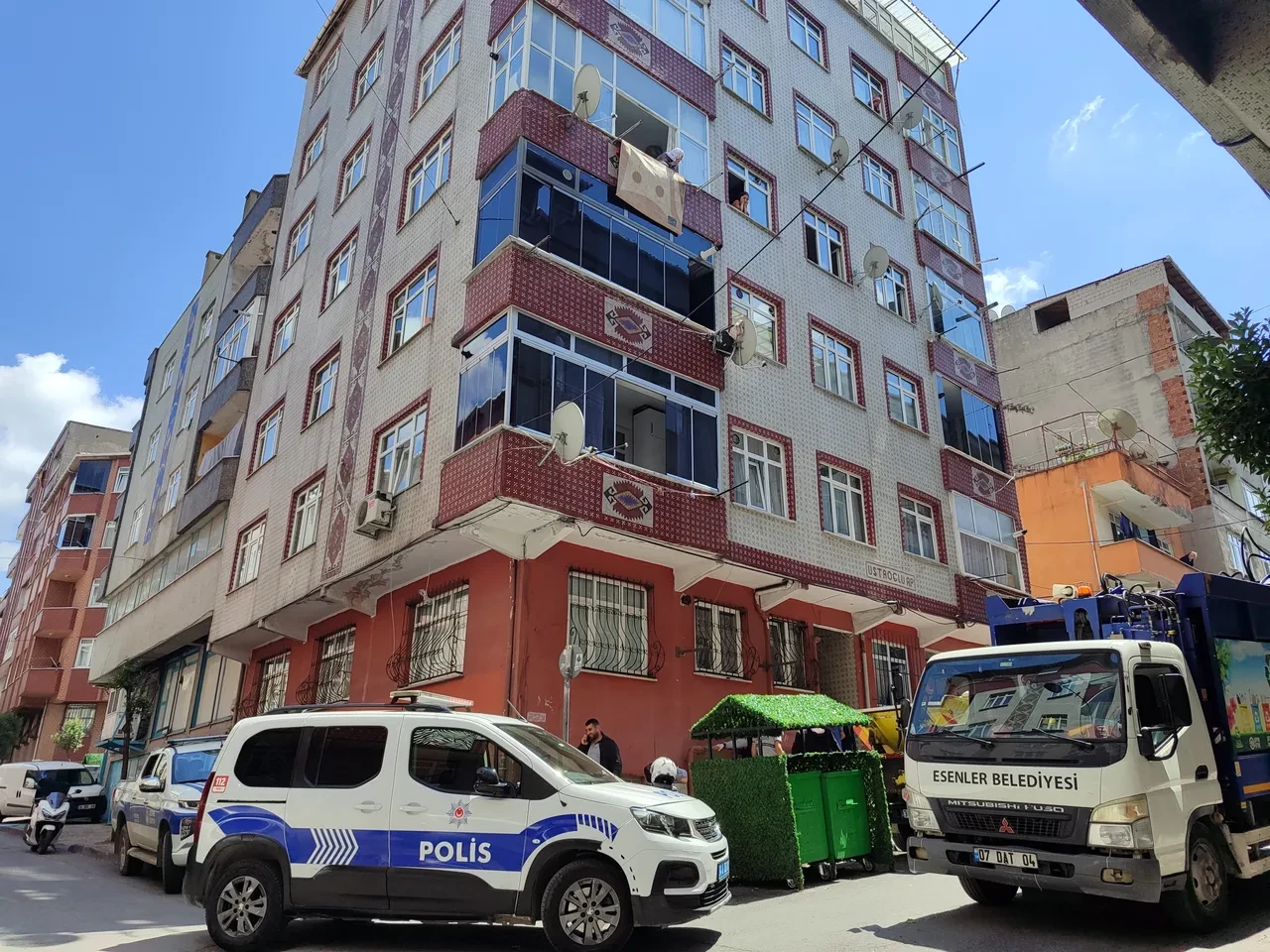 Esenler’de şaşırtan manzara! Daireden 7 kamyon çöp çıktı