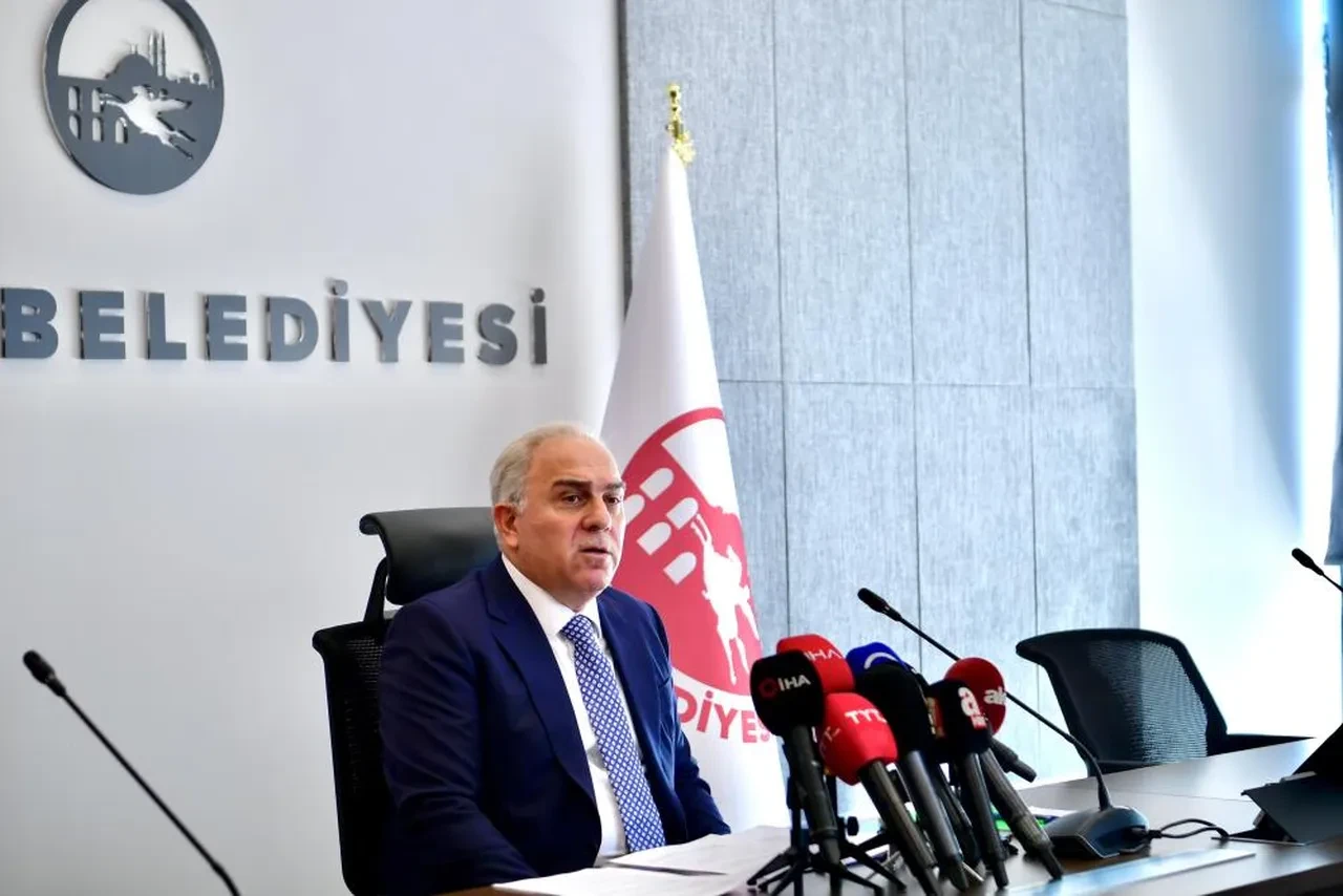 Fatih Belediye Başkanı'ndan Özgür Özel'in iddialarına cevap: Gizli belgeleri bulmuş gibi hava oluşturdular