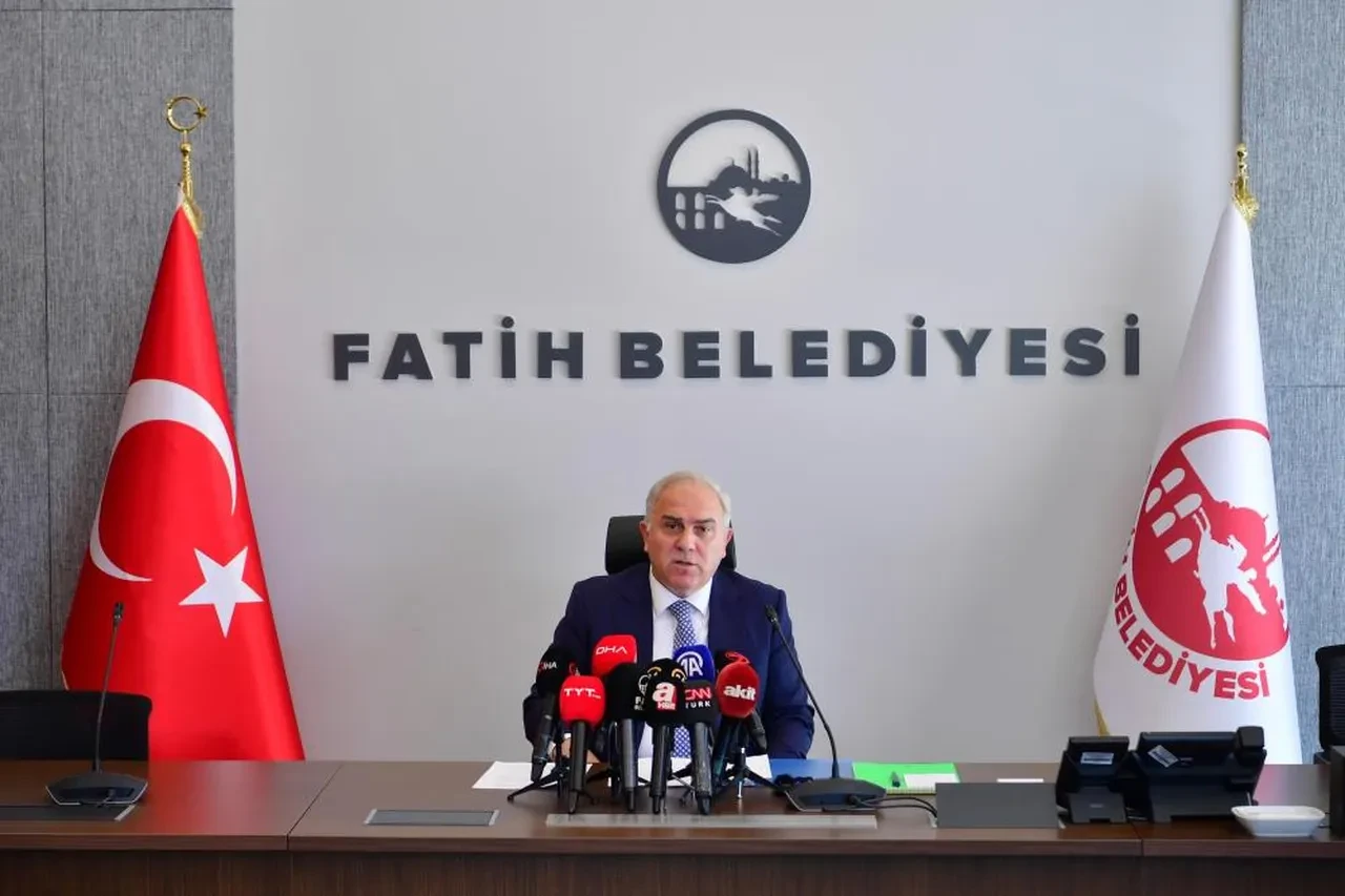 Fatih Belediye Başkanı'ndan Özgür Özel'in iddialarına cevap: Gizli belgeleri bulmuş gibi hava oluşturdular