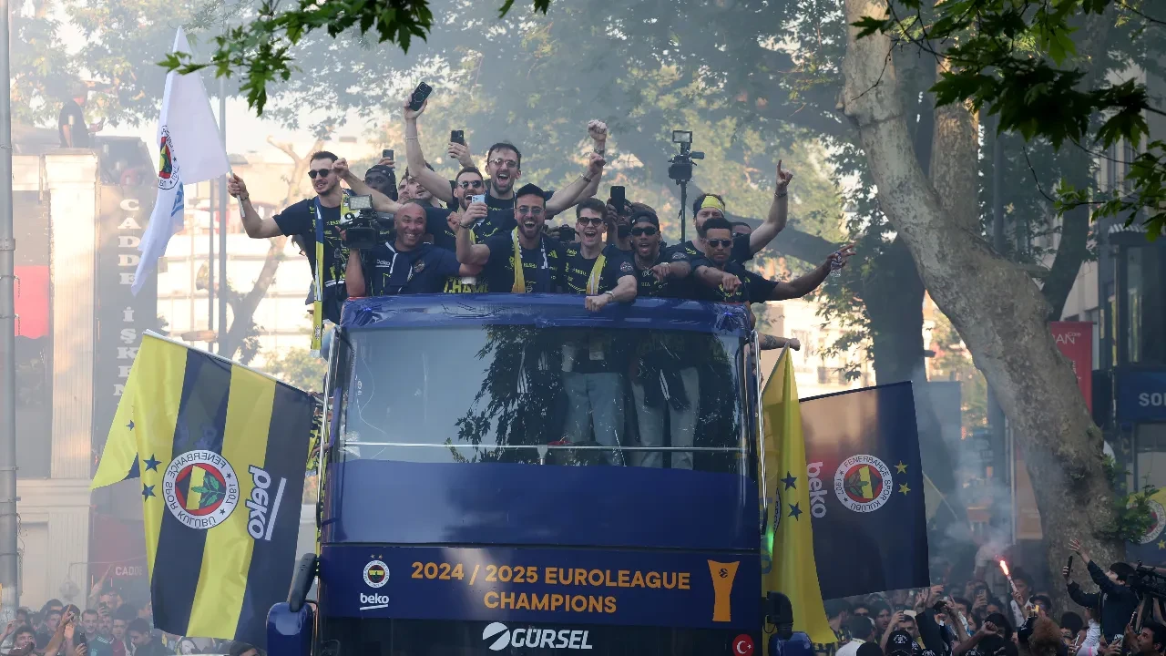 Fenerbahçe Beko Avrupa şampiyonluğunu kutluyor: Takım Bağdat Caddesi'nde! 