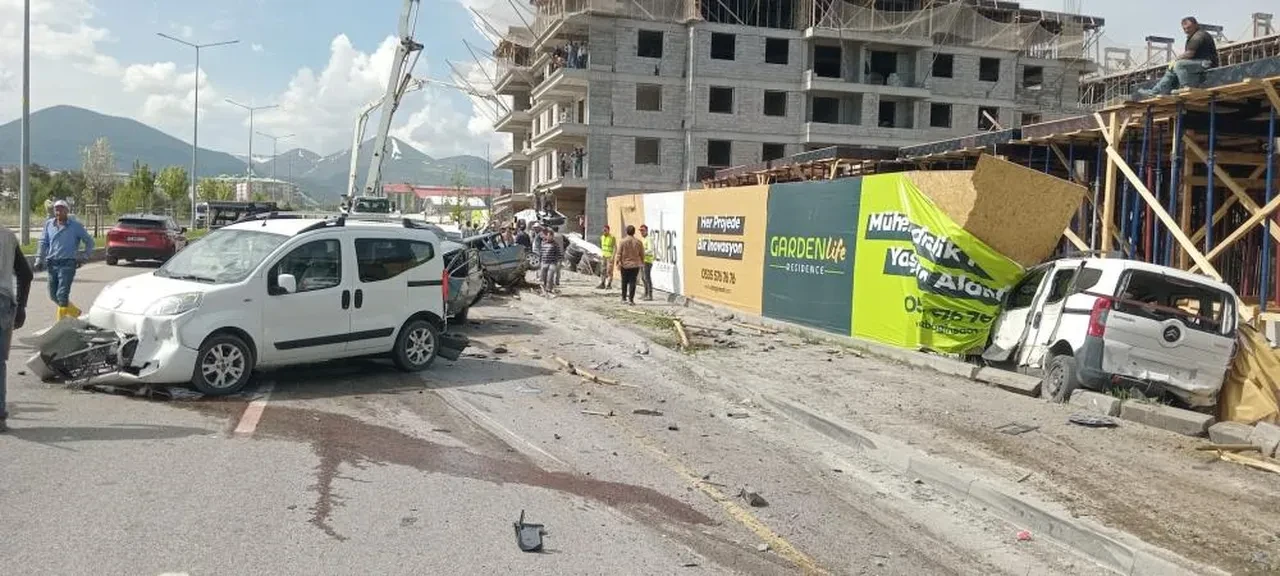 Freni boşalan beton mikseri dehşet saçtı! 8 aracı biçti
