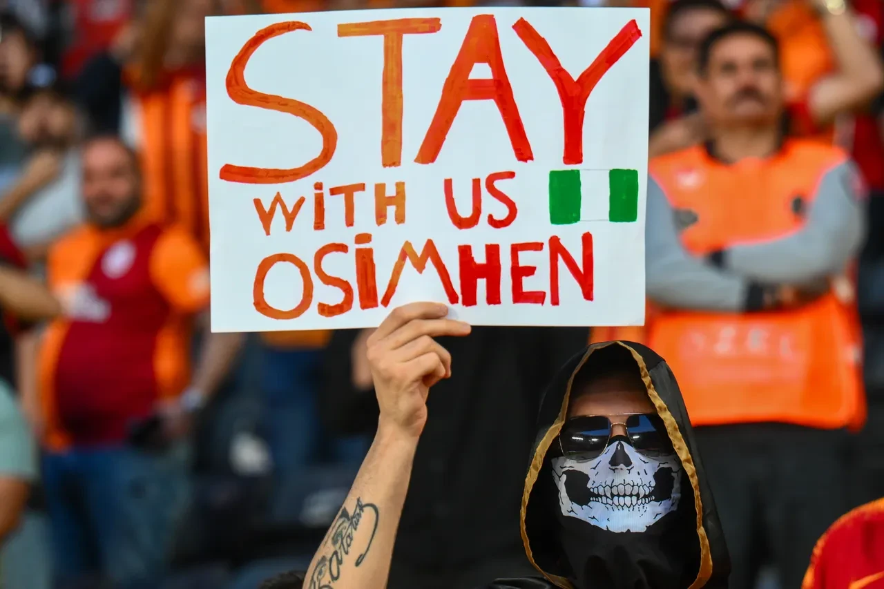 Galatasaray taraftarına Osimhen şoku! Yeni takımı formasını satışa çıkardı