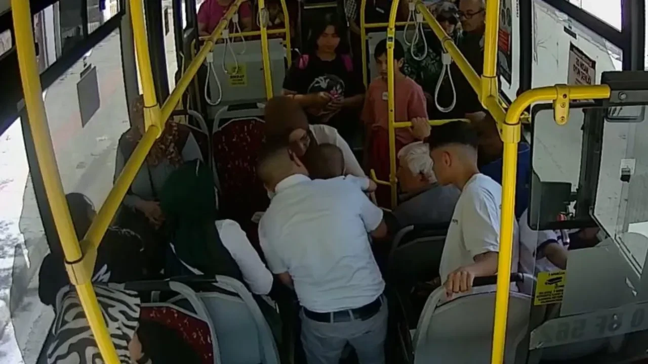 Günün kahramanı! Heimlich manevrası minik bebeğin hayatını kurtardı