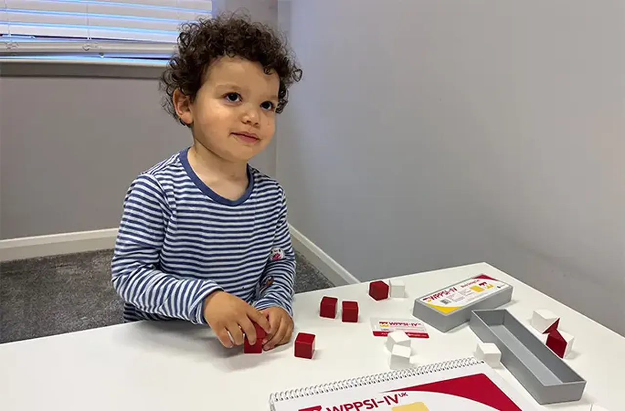 İki yaşındaki dahi yetenekleriyle ağızları açık bıraktı: Küçük Einstein en genç Mensa üyesi