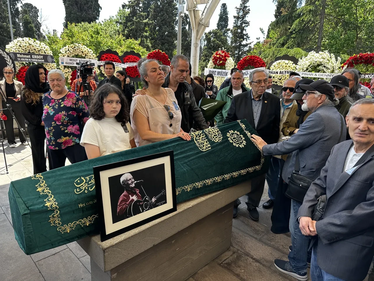 İlhan Şeşen gözyaşları içinde son yolculuğuna uğurlandı  