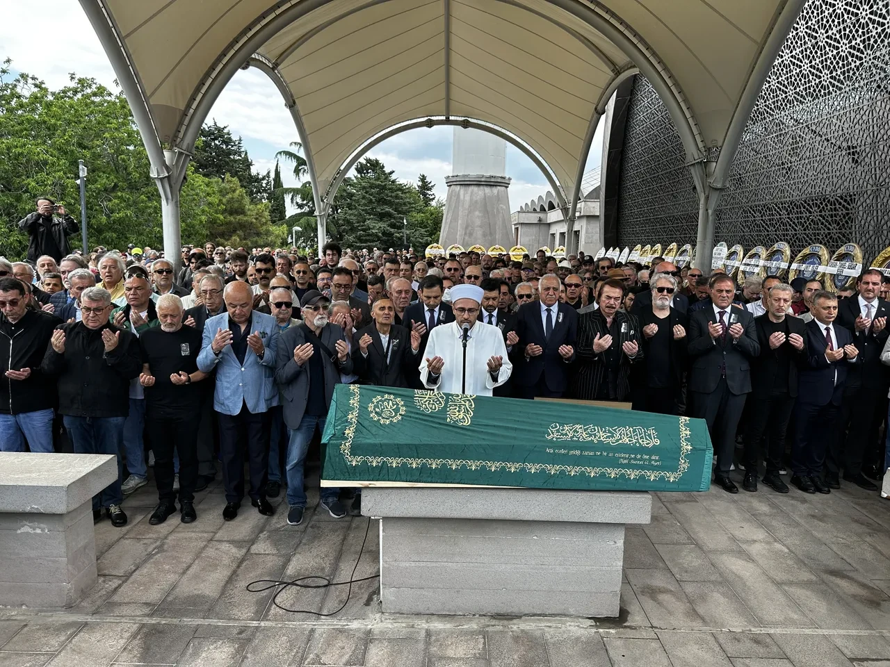 İlhan Şeşen gözyaşları içinde son yolculuğuna uğurlandı  