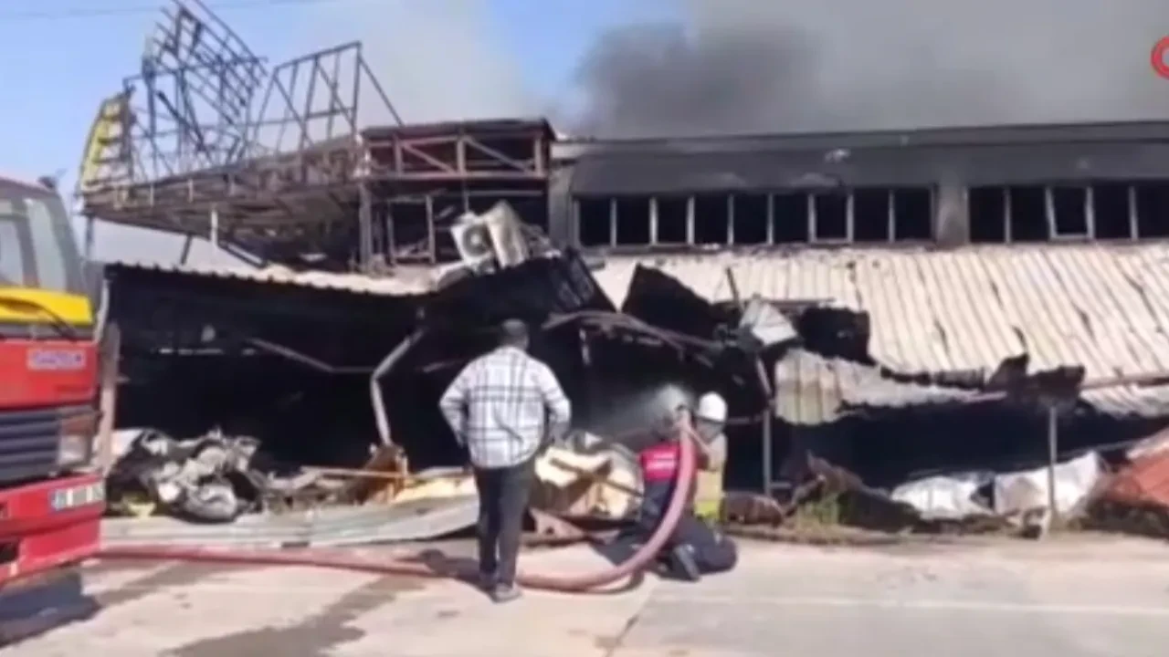 İzmir'de fabrika yangını! İşçiler tahliye edildi