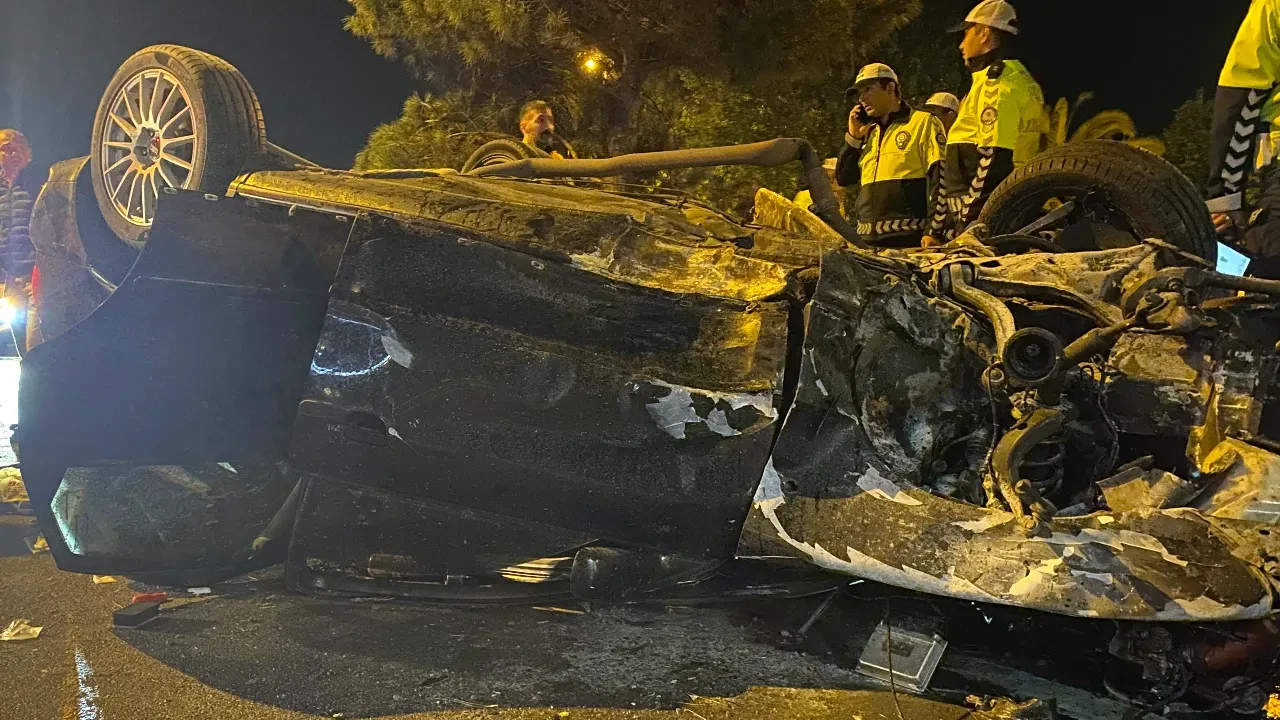 Kartal’da feci kaza: Refüj ağaçlarını biçip karşı şeride uçtu!
