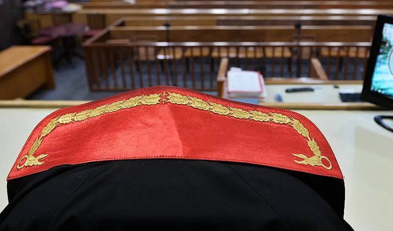 Kıskanç sevgili genç kıza dehşeti yaşattı! Önce parmaklarını kırdı sonra yumrukladı