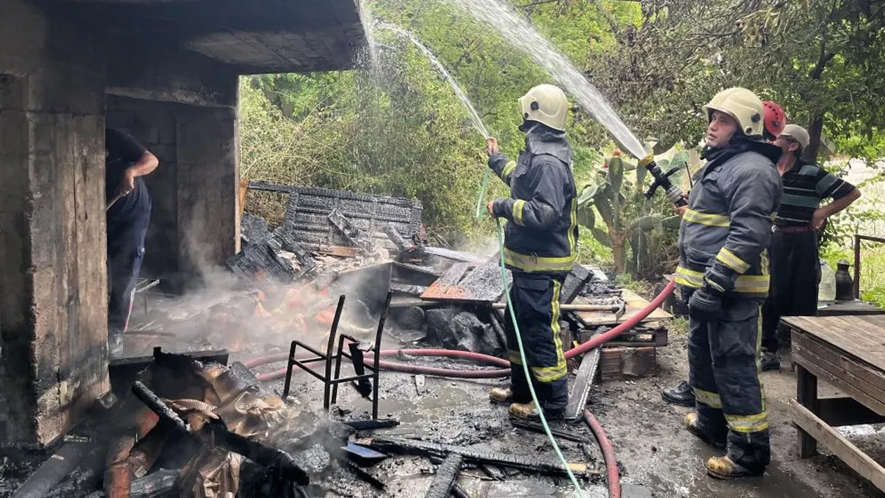 Köy ekmeği yapan kadınlar ateşi söndürmeden gidince binayı alev aldı