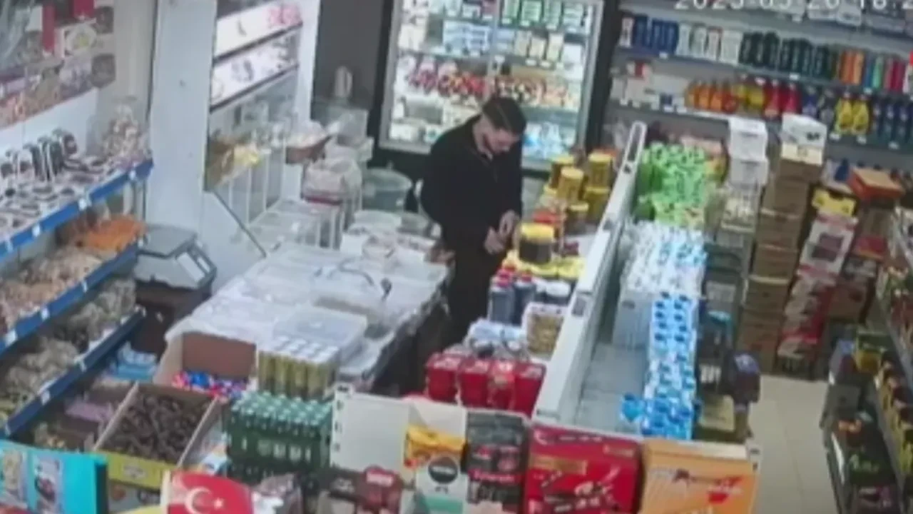 Kurnaz torbacılar polisten kaçamadı! Uyuşturucuyu fark edip markete sakladı ama...