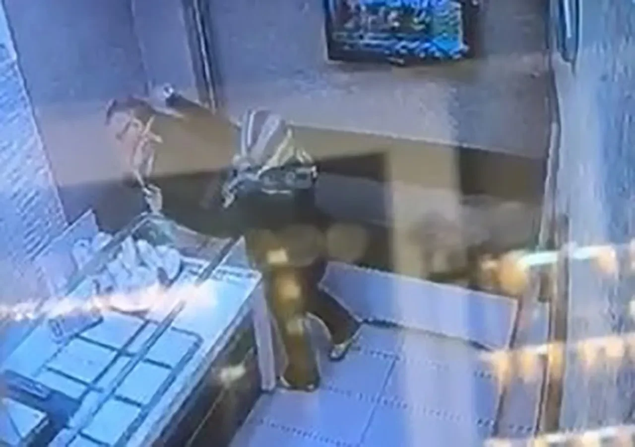 Kuyumcuya kaldırım taşı ve biber gazıyla saldırdı! Savunması şoke etti