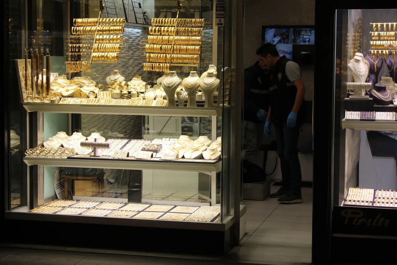 Kuyumcuya kaldırım taşı ve biber gazıyla saldırdı! Savunması şoke etti