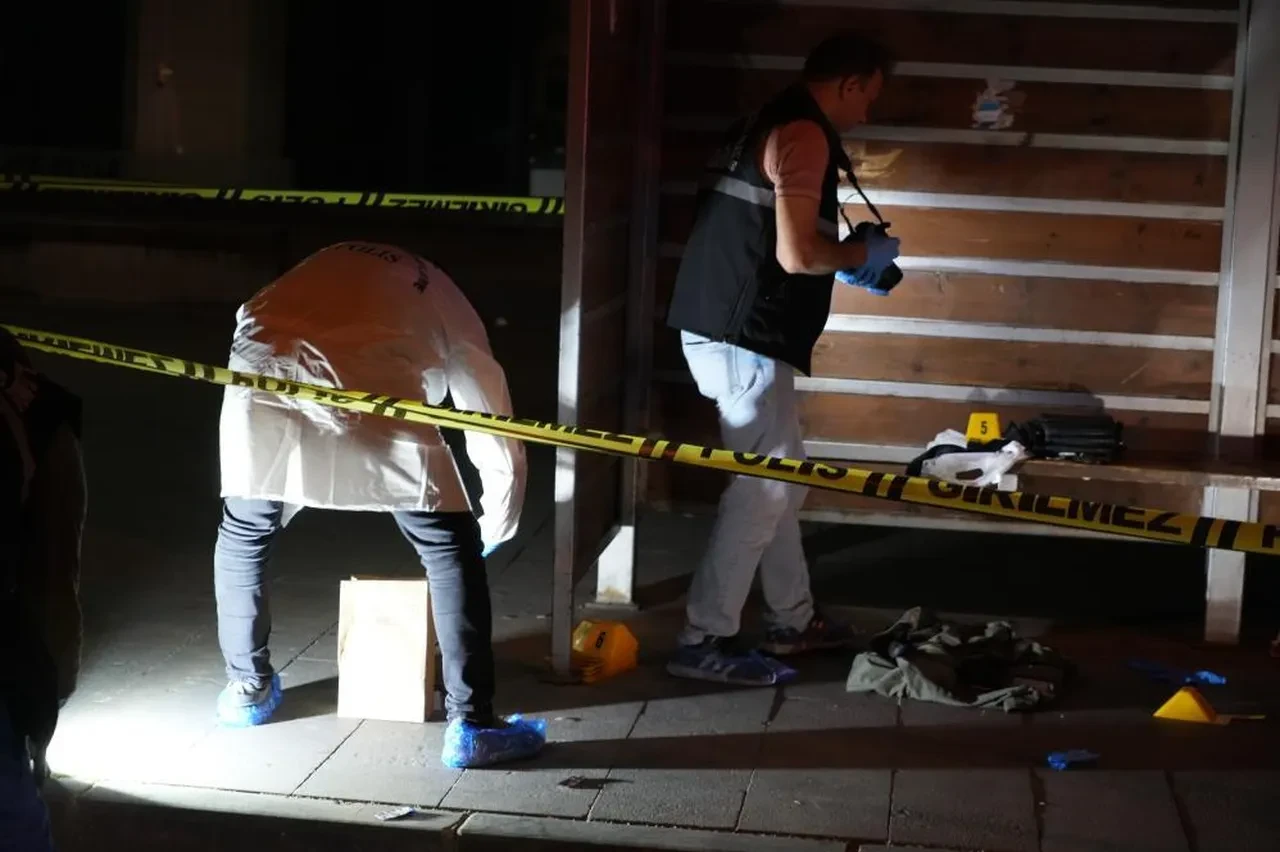 Samsun'da korkunç olay! Emekli polis otobüs durağında kendini vurdu