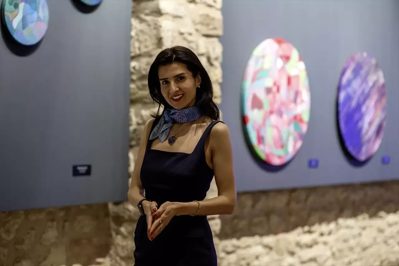 "Seval Özcan’ın ‘Şaşırt Beni İstanbul’ Sergisi: Noktanın Sonsuzluğunda Büyülen!"
