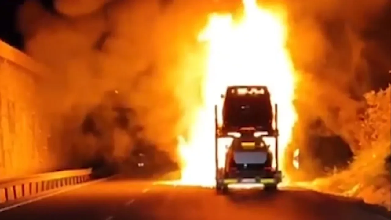 Sıfır araç taşıyan tırda yangın: Otomobiller küle döndü