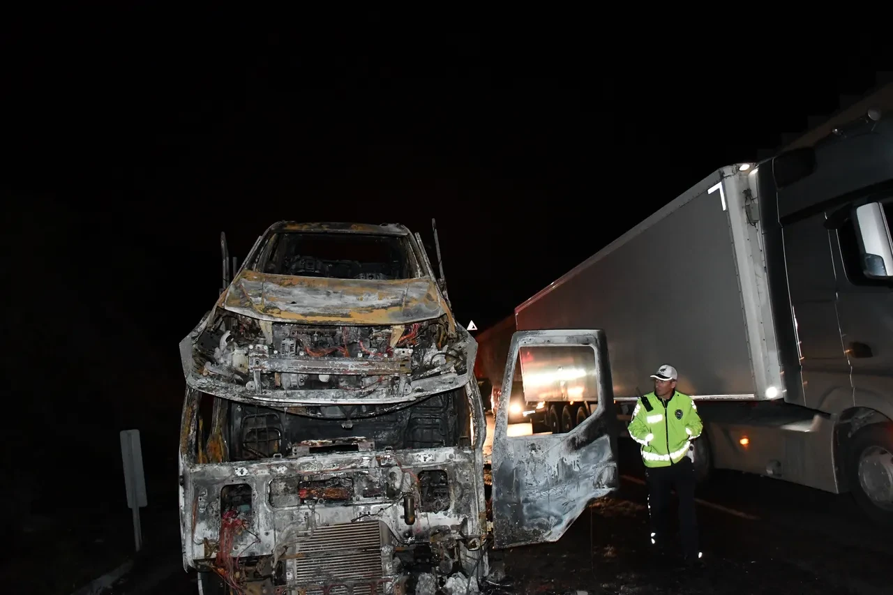 Sıfır araç taşıyan tırda yangın: Otomobiller küle döndü