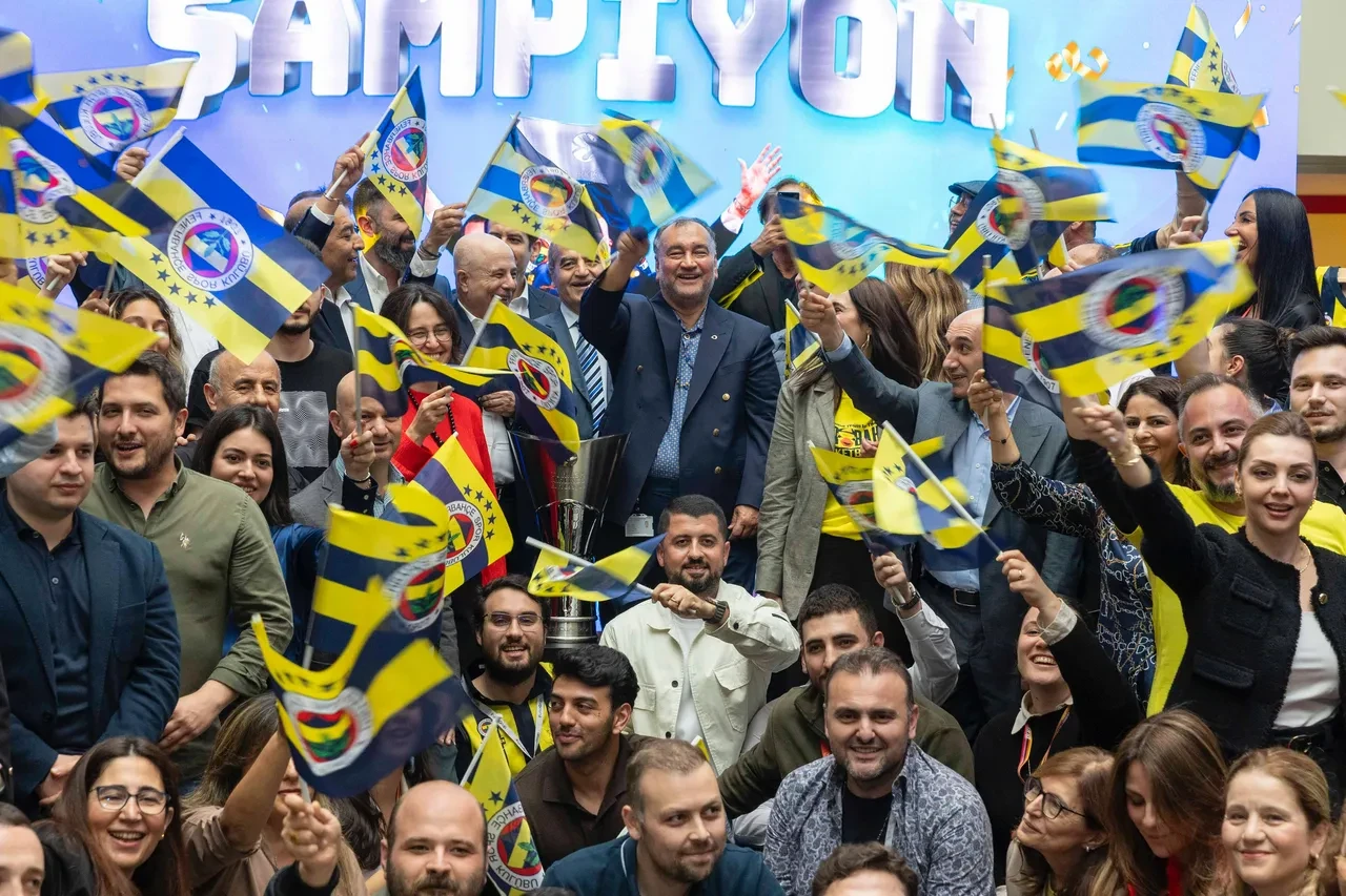 Yıldız Holding'de büyük Fenerbahçe kutlaması! Murat Ülker pasta kesti