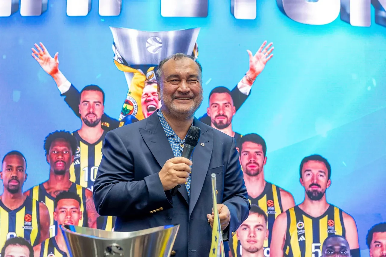 Yıldız Holding'de büyük Fenerbahçe kutlaması! Murat Ülker pasta kesti