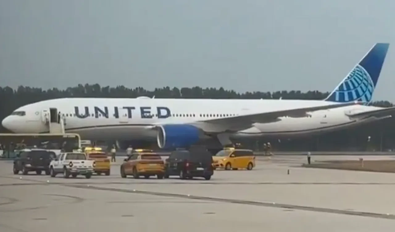 Yine Boeing, yine korku dolu anlar! Kalkışa geçen yolcu uçağının motoru alev aldı