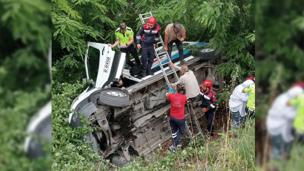 Yolcu minibüsü ormanlık alana devrildi: Yaralılar var
