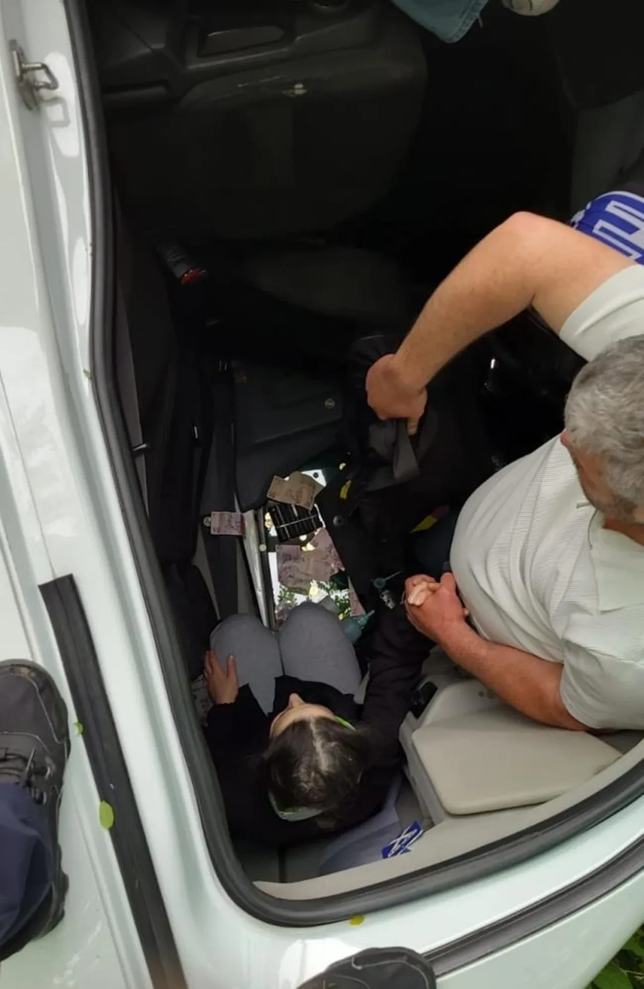 Yolcu minibüsü ormanlık alana devrildi: Yaralılar var