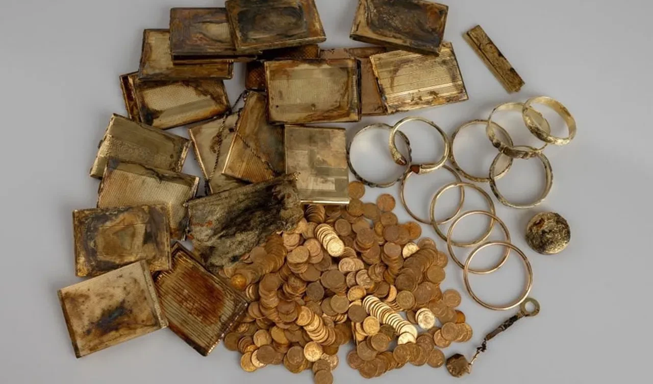 Yürüyüş yaparken gizemli kutu buldular! İçi dolu hazinenin tarihçesi şoke etti