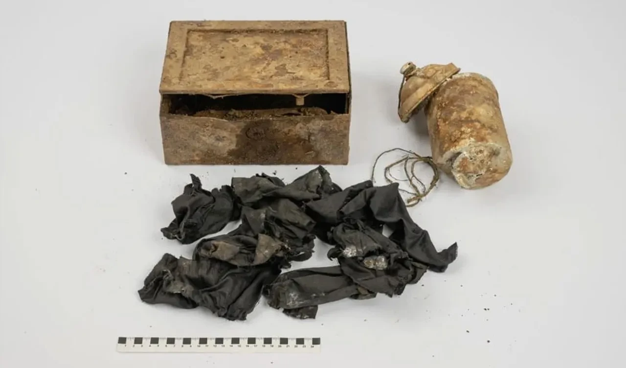 Yürüyüş yaparken gizemli kutu buldular! İçi dolu hazinenin tarihçesi şoke etti