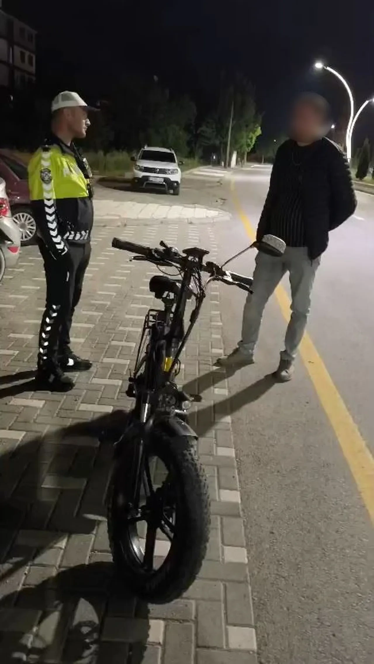 Bisiklet kullanırken 18 bin lira ceza yedi, polisin cevabı net oldu: Bu şekilde eşek bile kullanamazsın