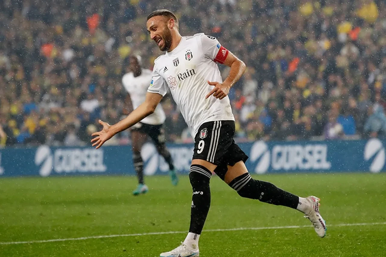 Cenk Tosun Beşiktaş'a geri dönüyor! Fenerbahçe, siyah beyazlı ekiple görüşmelere başladı