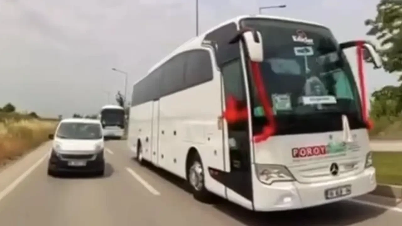 Gelin arabası yolcu otobüsü oldu! Konvoyda tehlikeli anlar kamerada