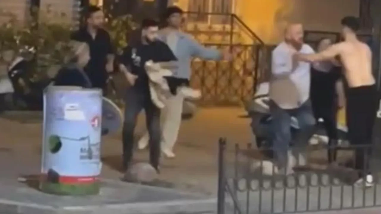 İstanbul'da sandalyelerin havada uçuştuğu kavga kamerada
