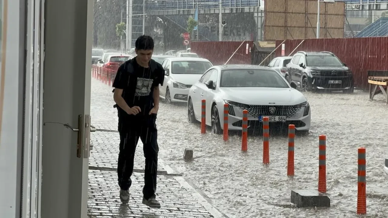 Malatya'da aşırı yağış sel getirdi: 1 ölü