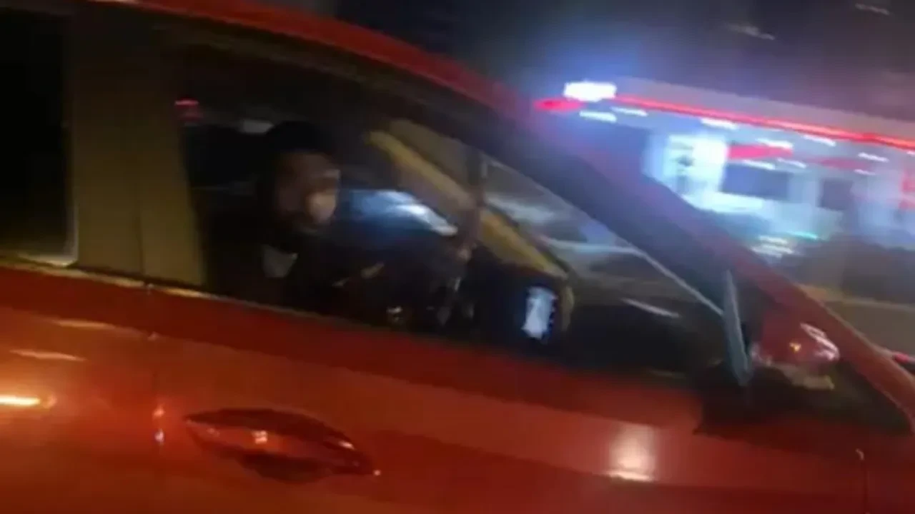 Maltepe’de yol verme tartışması: Önünü kesti, aracını yumrukladı