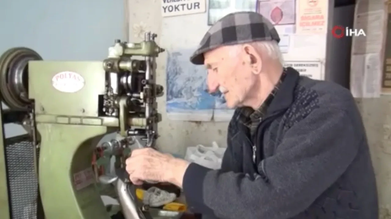 Mesleğin son kalesi 82 yaşındaki tamirci 20 metrekarelik dükkanda fabrikasyona direniyor