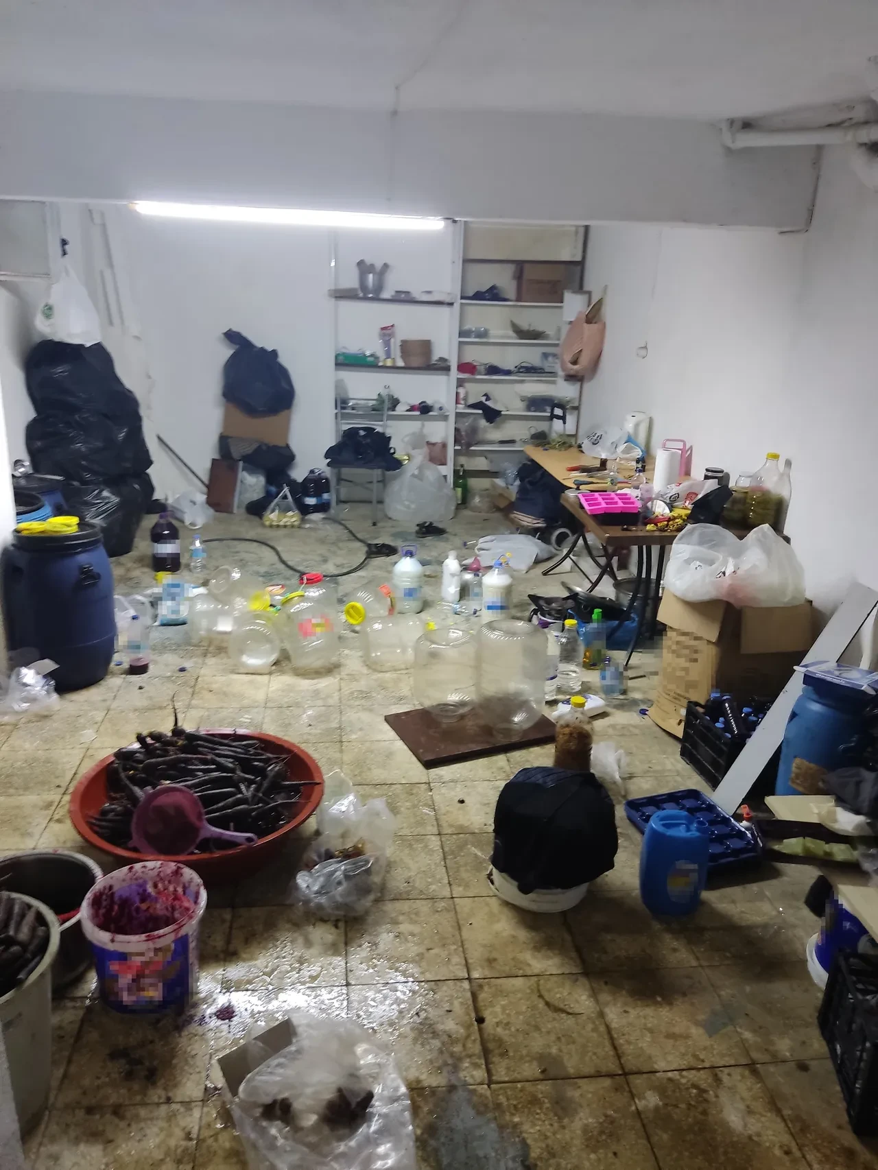 Mide bulandıran görüntüler: Tuvaletten sızan su içine karıştı! Vatandaşa bunları içireceklerdi