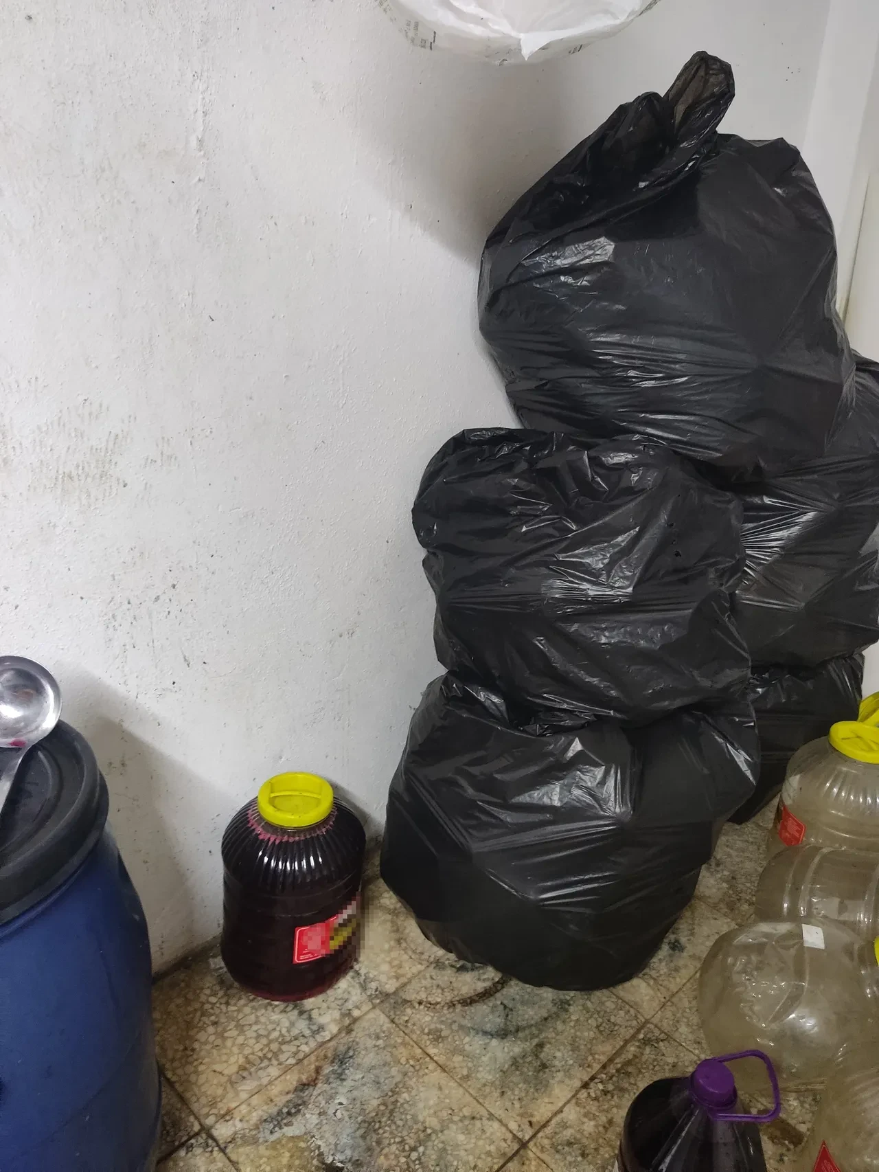 Mide bulandıran görüntüler: Tuvaletten sızan su içine karıştı! Vatandaşa bunları içireceklerdi