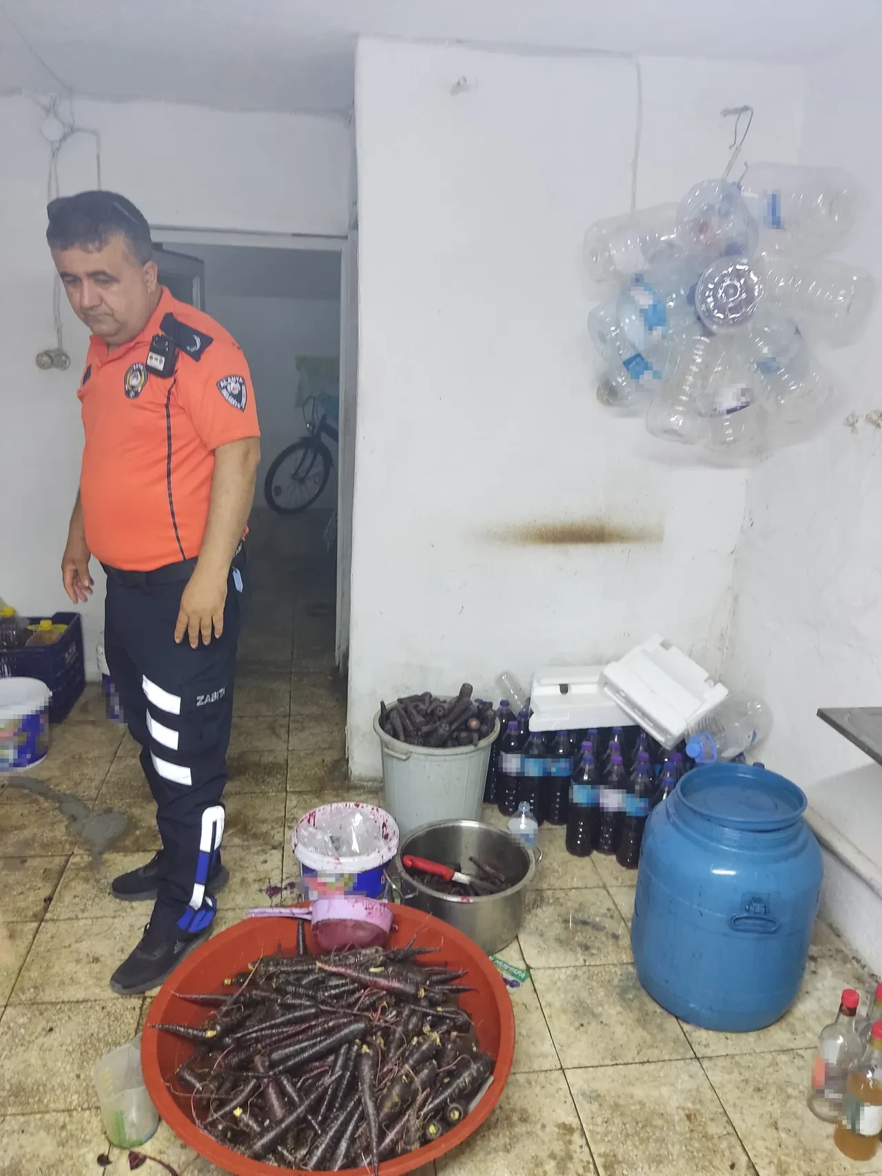 Mide bulandıran görüntüler: Tuvaletten sızan su içine karıştı! Vatandaşa bunları içireceklerdi