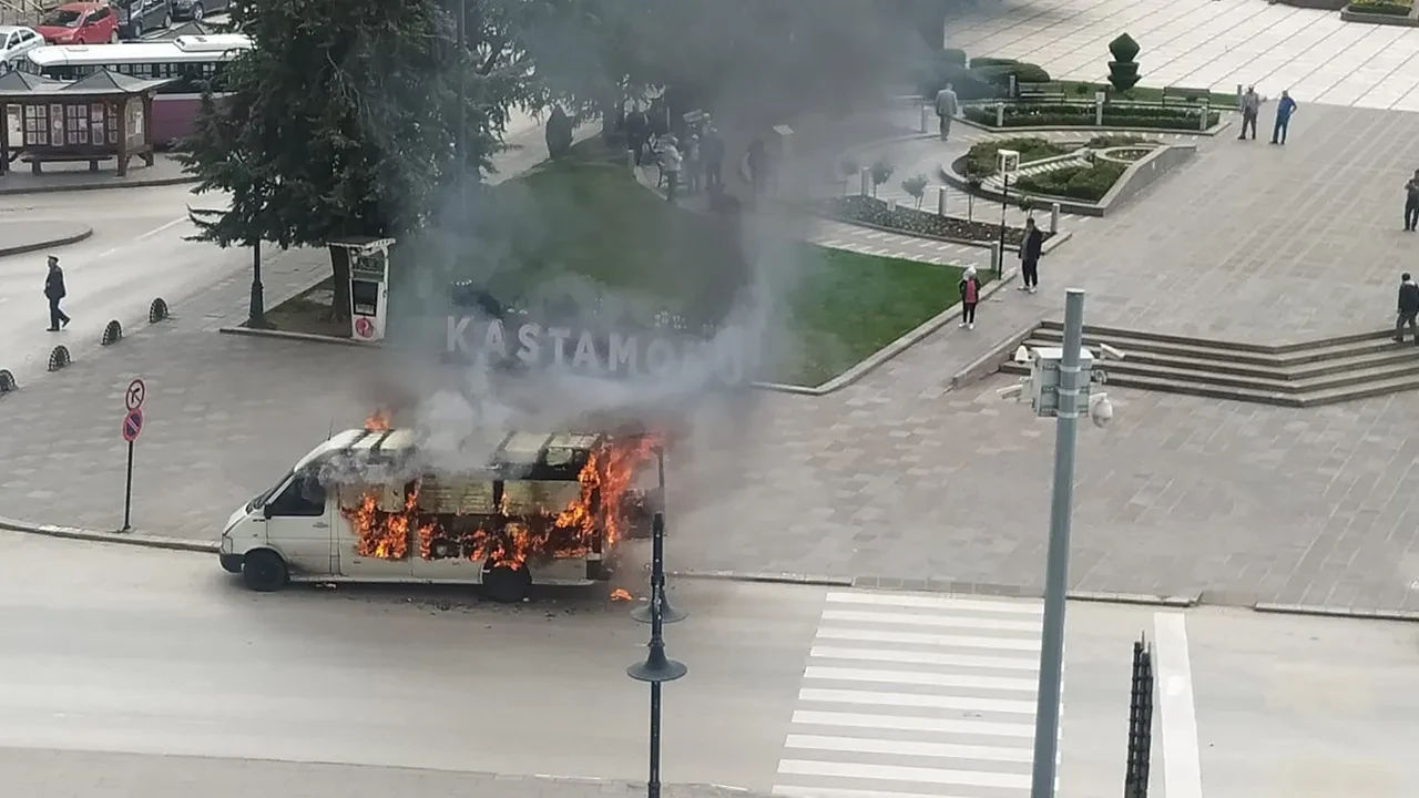Polise yakalanınca hacizli aracını ateşe verdi
