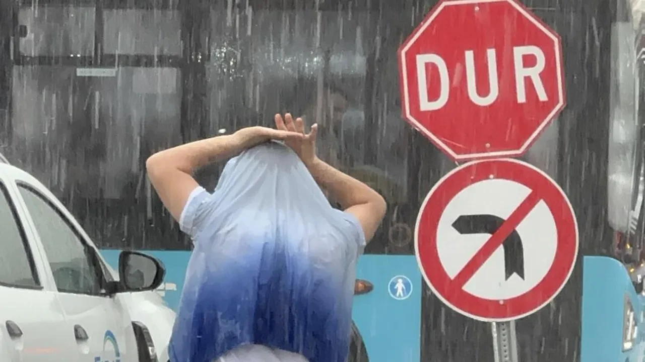 Sağanak fena vurdu! Sokaklar göle döndü, hayat felç oldu