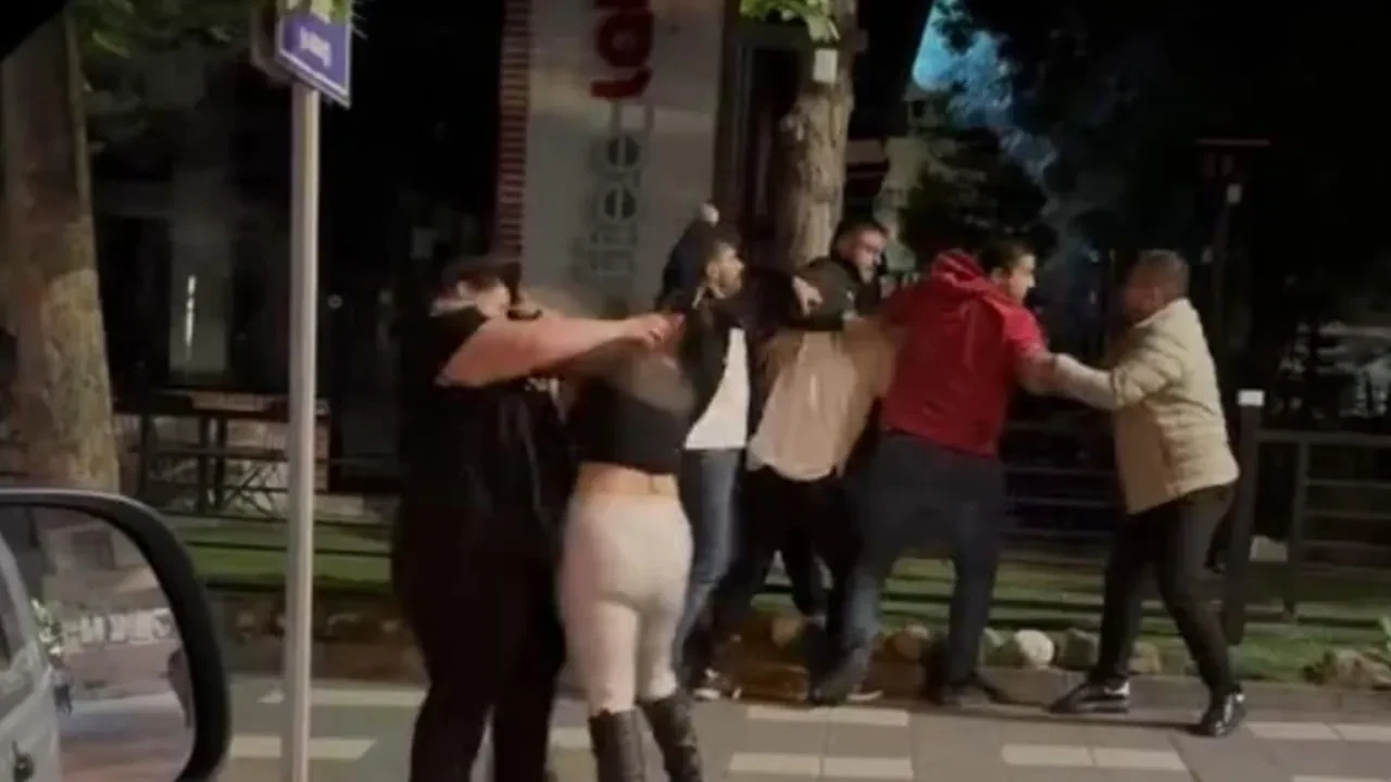 Sokak ortasında yumruklu kavga kamerada