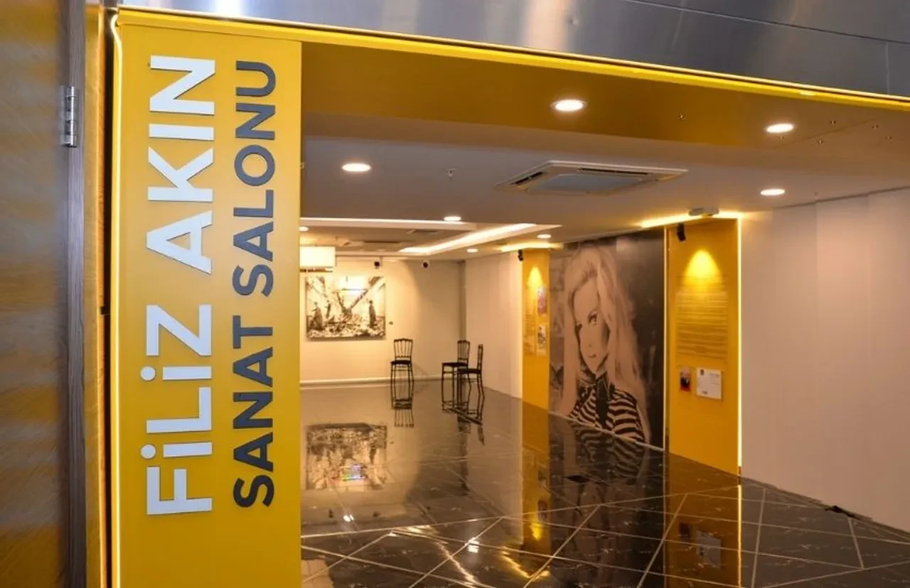 Türkan Şoray ve Hülya Koçyiğit, Filiz Akın için buluştu